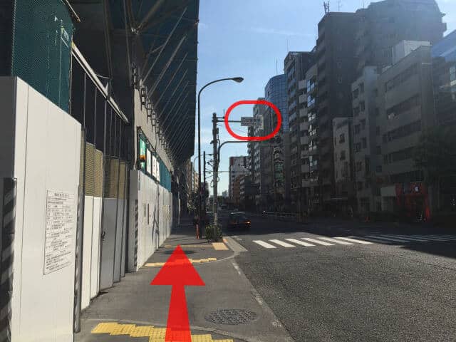 四ツ谷警察署の信号が見えてきます。